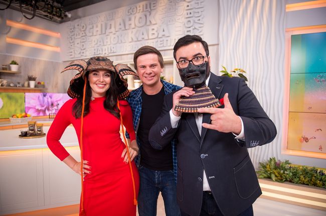 &laquo;Что мы знаем о Японии? Первые слова, которые приходят на ум: суши, &laquo;Тойота&raquo;, &laquo;Кавасаки&raquo;, ниндзя, сакура, гейша. Обычно, примерно таким набором ограничиваются познания о Японии.  Мало кто знает, но суши у нас едят чаще, чем в Японии, а многие важные вопросы в жизни для людей решает мафия, а не правительство. В Японии, стране с одним из самых высоких показателей продолжительности жизни (82 года) и уровнем дохода (порядка 3000 долларов), по-прежнему жив, хоть и видоизменен, обряд харакири - в стране десятки тысяч самоубийств каждый год.  Эта страна &ndash; одно из тех белых пятен на планете, о которых мы слишком мало знаем. А самое главное -  люди там живут и мыслят абсолютно не так, как мы. Для путешественника Япония - не просто другая страна, а другой мир или даже другая планета. Мы будем развенчивать мифы и показывать &laquo;обратную сторону&raquo; Японии, обойдем запреты и покажем вам то, о чем вы даже не догадывались&raquo;, - приоткрыл завесу тайны Дмитрий.  &laquo;Обратную сторону&raquo; Японии телезрители &laquo;1+1&raquo; смогут увидеть в новом телесезоне.  Напомним, за шесть лет существования программы ведущий Дмитрий Комаров и оператор Александр Дмитриев побывали в 11 странах мира и сняли 8 сезонов проекта &laquo;Мир наизнанку&raquo;.  Кроме малочисленной съемочной группы, особенностями программы, которые делают ее уникальной на украинском телевидении, является почти полное отсутствие сценариев или постановочных съемок, кадры малоизвестных и труднодоступных для обычного туриста уголков мира, а также настоящая жизнь местного населения экзотических стран, с которым Дмитрий Комаров знакомит зрителей в каждом выпуске. Фанклуб программы насчитывает миллионы поклонников из разных стран.